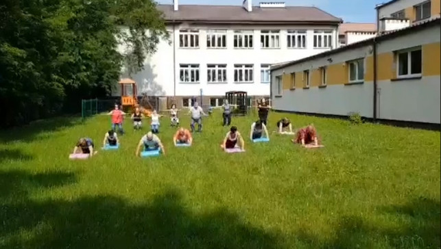 [WIDEO] Nauczyciele z Gołębiewka pompują w szczytnym celu. Pomagają małej Zosi - Zdjęcie główne