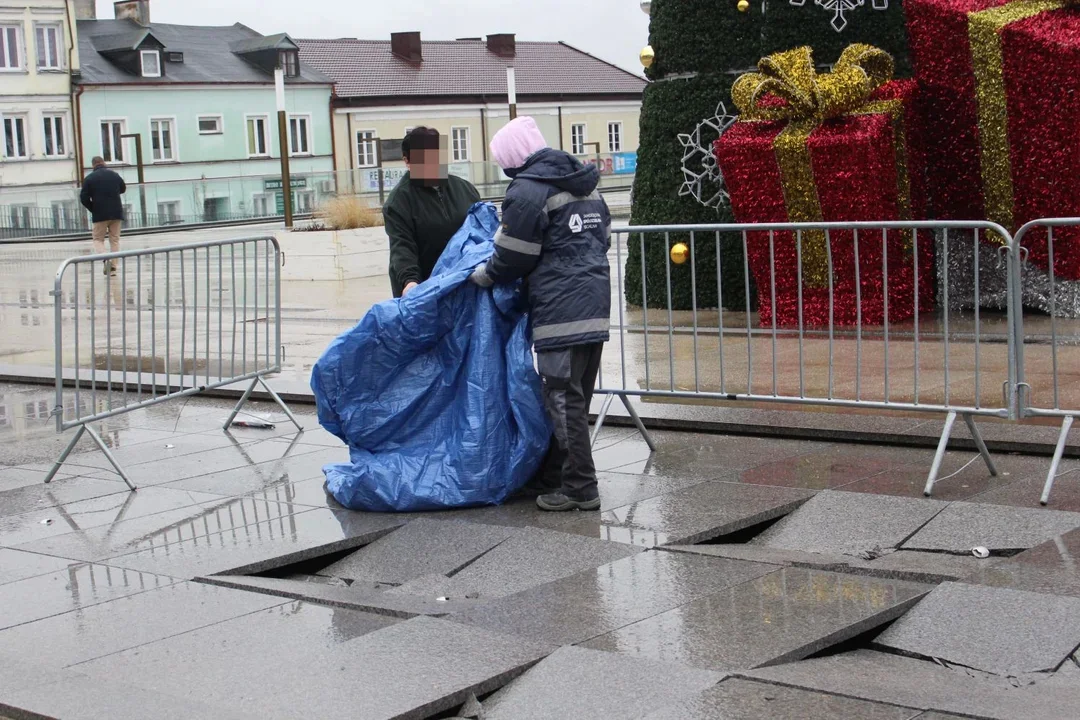 Przy fontannie na Placu Wolności pojawiły się ławki. Ma to zapobiec kolejnym uszkodzeniom