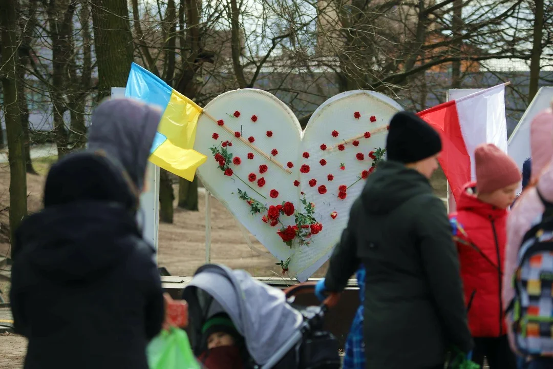 Uchodźcy z Ukrainy wspólnie wysprzątali Park Traugutta w Kutnie