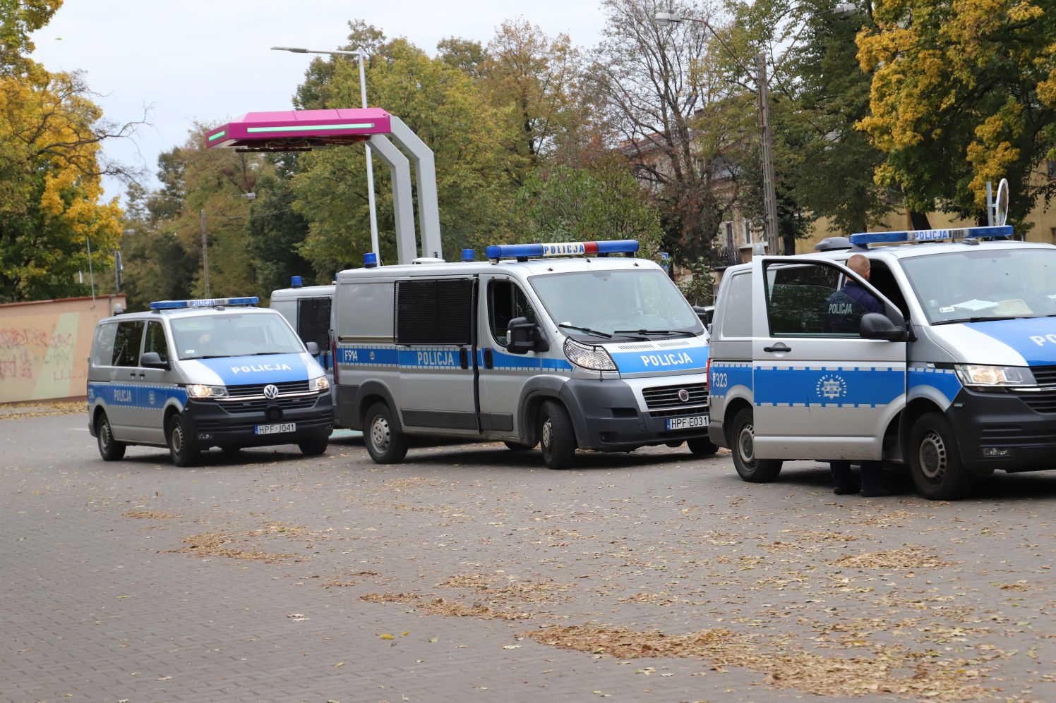 Policja zabezpiecza przejazd kibiców Lecha Poznań przez Kutno