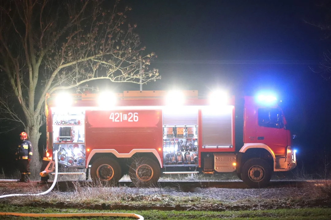 Nocny pożar w budynku mieszkalnym. Akcja strażaków z Kutna i powiatu - Zdjęcie główne