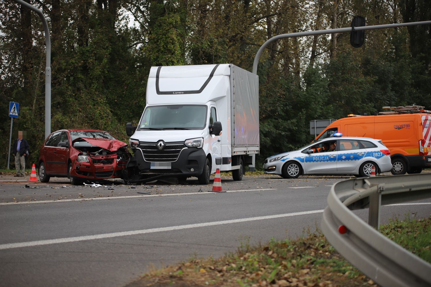 Niebezpiecznie pod Kutnem. Zderzyły się dwa auta, są osoby poszkodowane