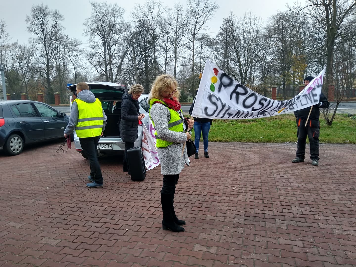 Trwa protest przy DK 92 w Bedlnie. Mieszkańcy żądają poprawy bezpieczeństwa