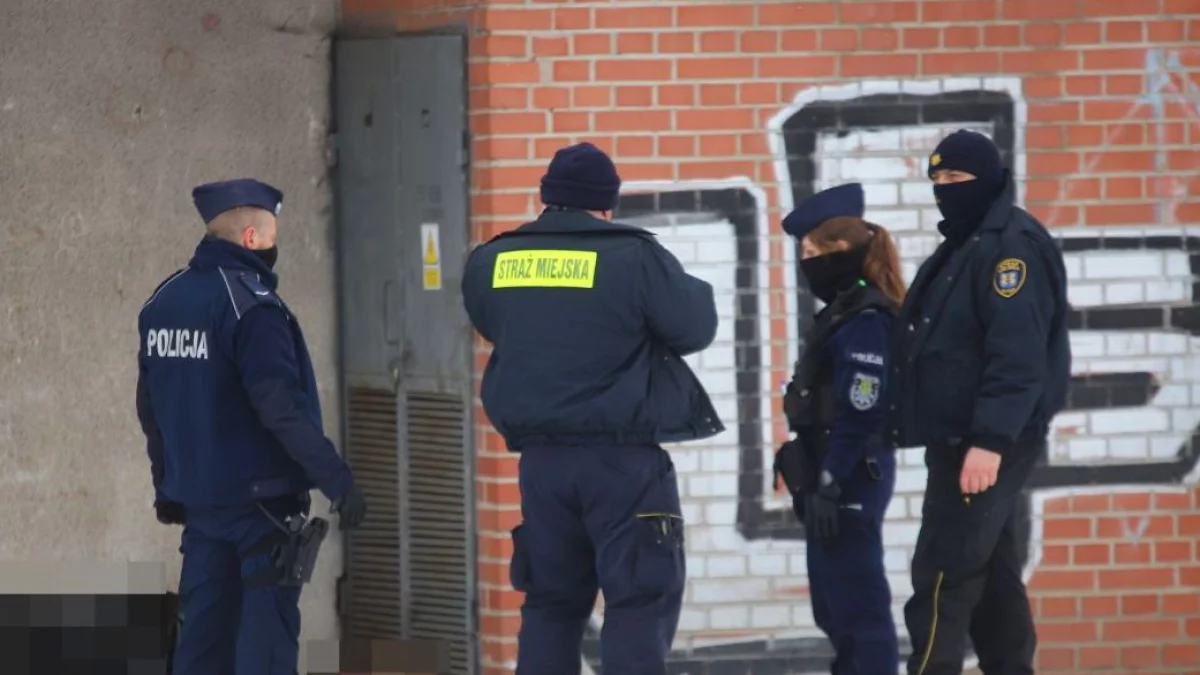 Mężczyzna zamarzł w centrum miasta. Służby apelują: "Wystarczy jeden telefon, aby uratować życie" - Zdjęcie główne