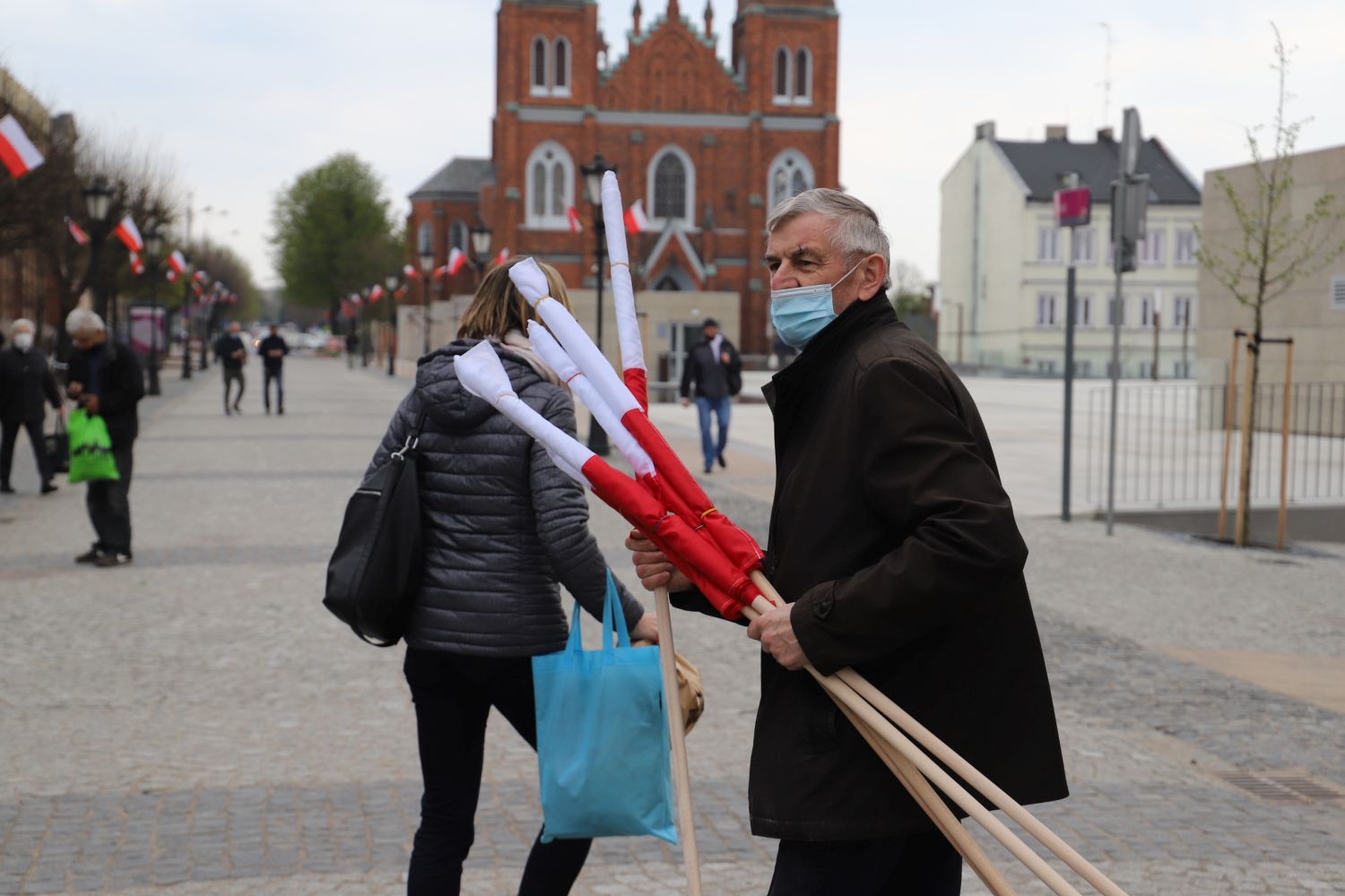 Prezydent miasta rozdawał flagi mieszkańcom Kutna