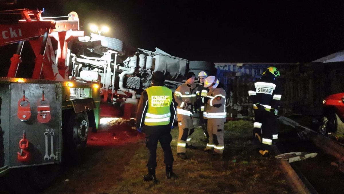 Na autostradzie A2 niedaleko Dąbia i Koła doszło do wypadku w wyniku którego ciężarówka przygniotła kierowcę. Mężczyzna zmarł