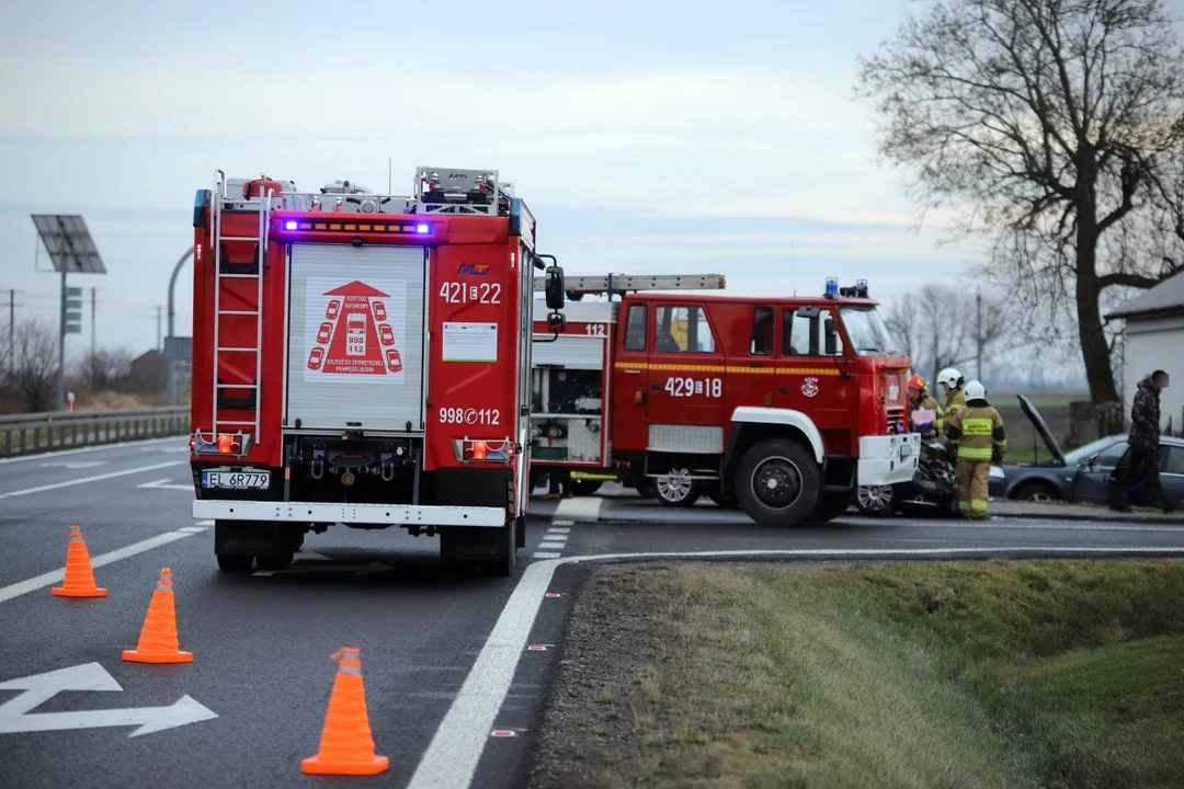 Wypadek na DK 92 w gminie Bedlno. Zderzyły się dwie osobówki