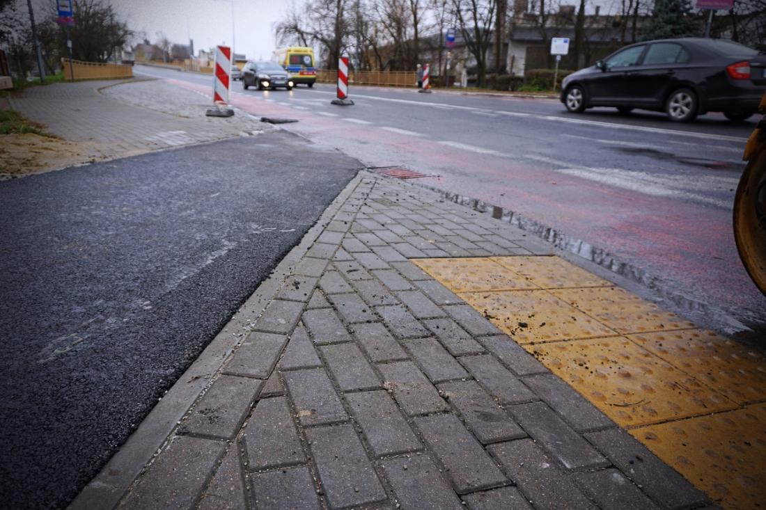 Dobiega końca budowa brakującego fragmentu drogi rowerowej oraz przejścia dla pieszych u zbiegu ulic: Krasińskiego, Łęczyckiej i Mickiewicza