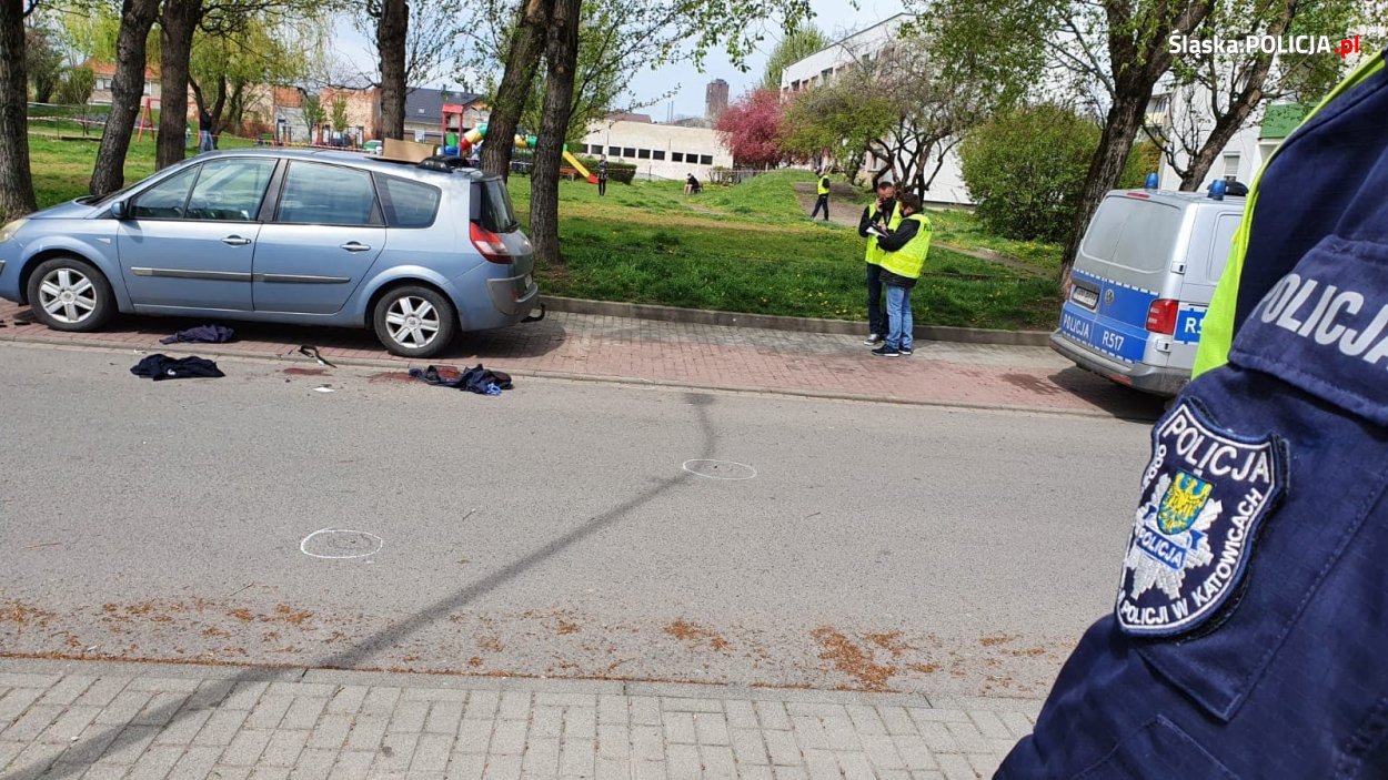 Mundurowi zamierzają oddać cześć koledze, który zginął na służbie (zdjęcie z miejsca w którym padły śmiertelne strzały)