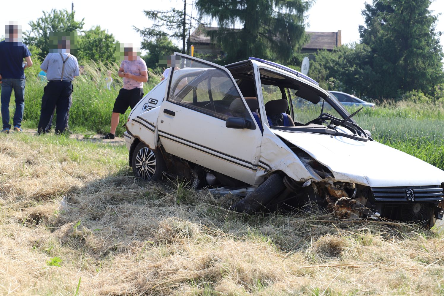 Zderzenie osobówek pod Kutnem, jedna osoba poszkodowana. Są utrudnienia w ruchu [ZDJĘCIA] - Zdjęcie główne