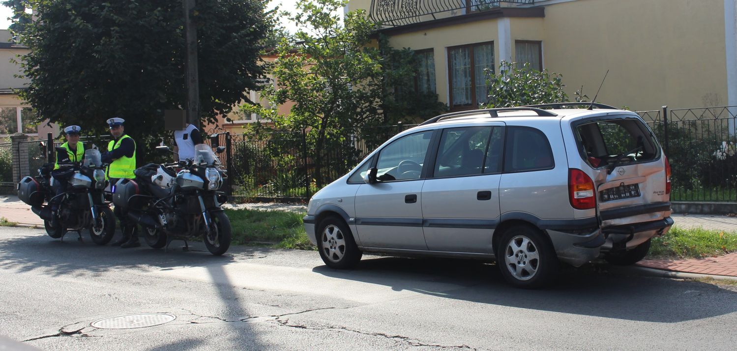 Obok kutnowskiego szpitala samochód dostawczy zderzył się z osobówką