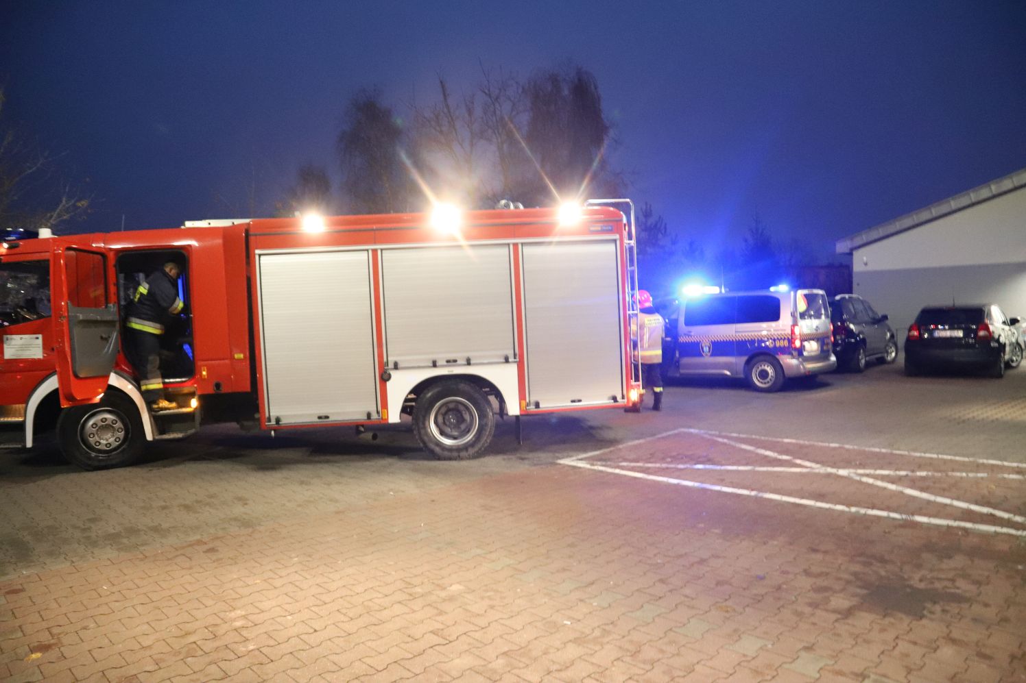 Straż pożarna prowadziła działania w związku z pożarem na parkingu jednej z kutnowskich Biedronek