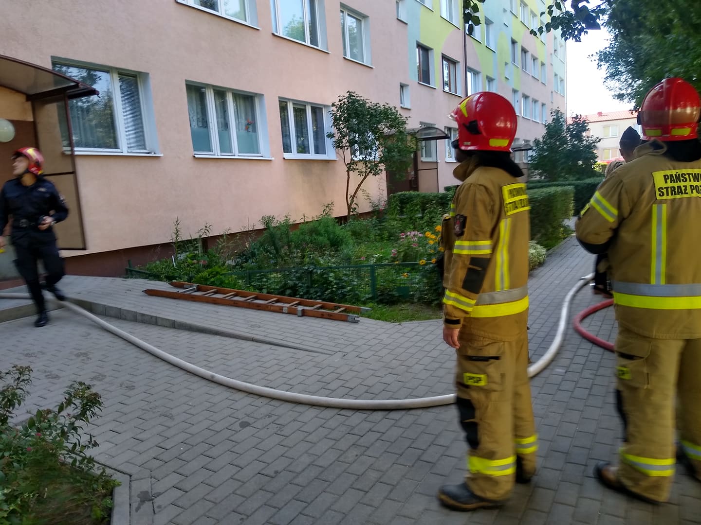 W Kutnie w mieszkaniu przy ulicy Wybickiego wybuchł pożar, strażacy ewakuowali mieszkańców