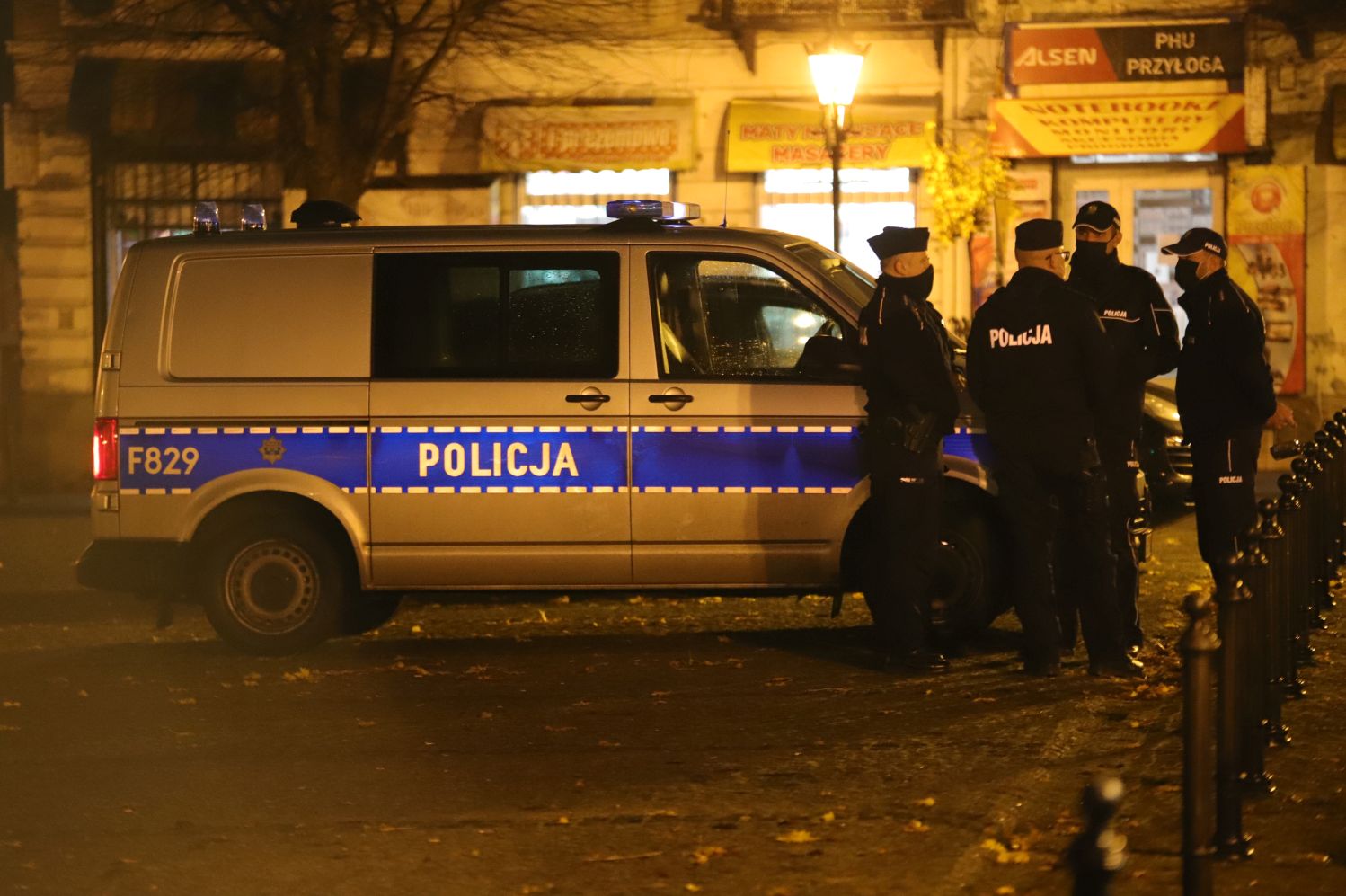 Chował się przed policją... na dachu. Wcześniej ukradł towar za 2 tysiące złotych - Zdjęcie główne