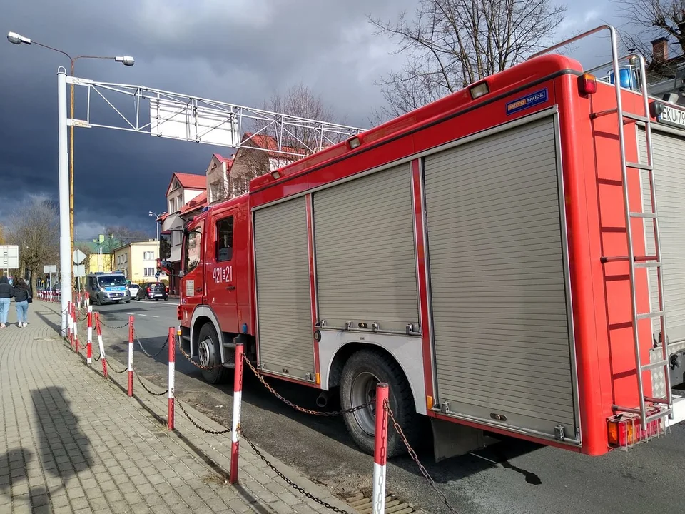 Akcja służb w centrum Kutna. Kobieta potrzebowała pilnej pomocy