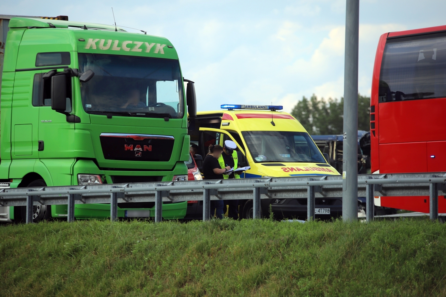 Na autostradzie autokar zderzył się z ciężarówką