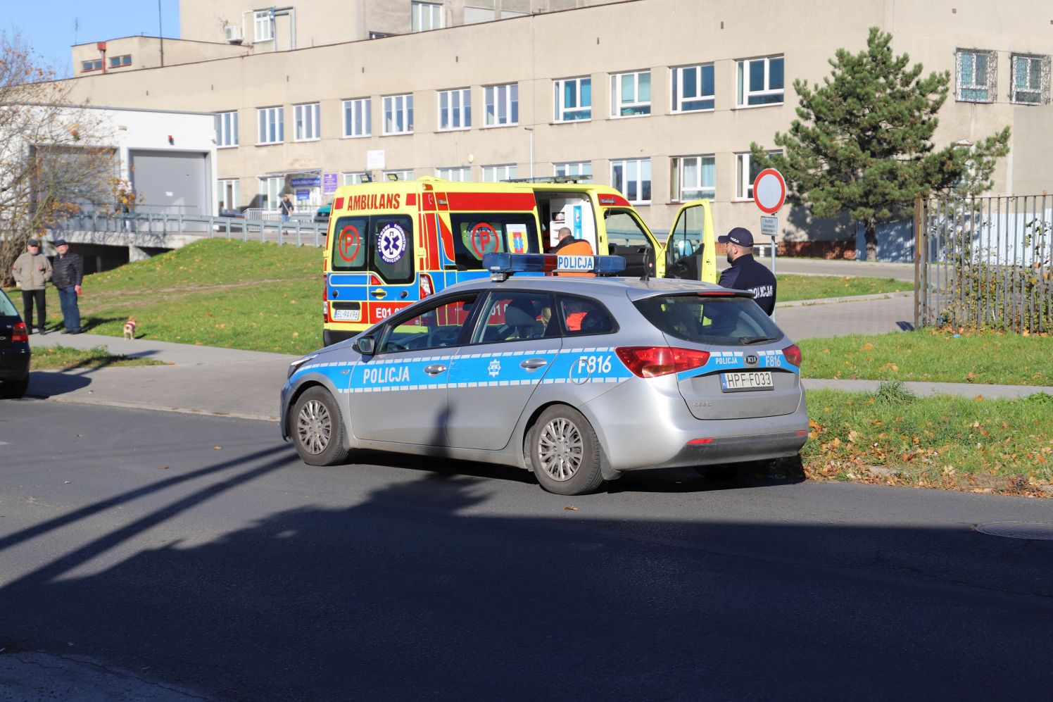 Wypadek z udziałem dwóch aut przy szpitalu. Służby w akcji [ZDJĘCIA]