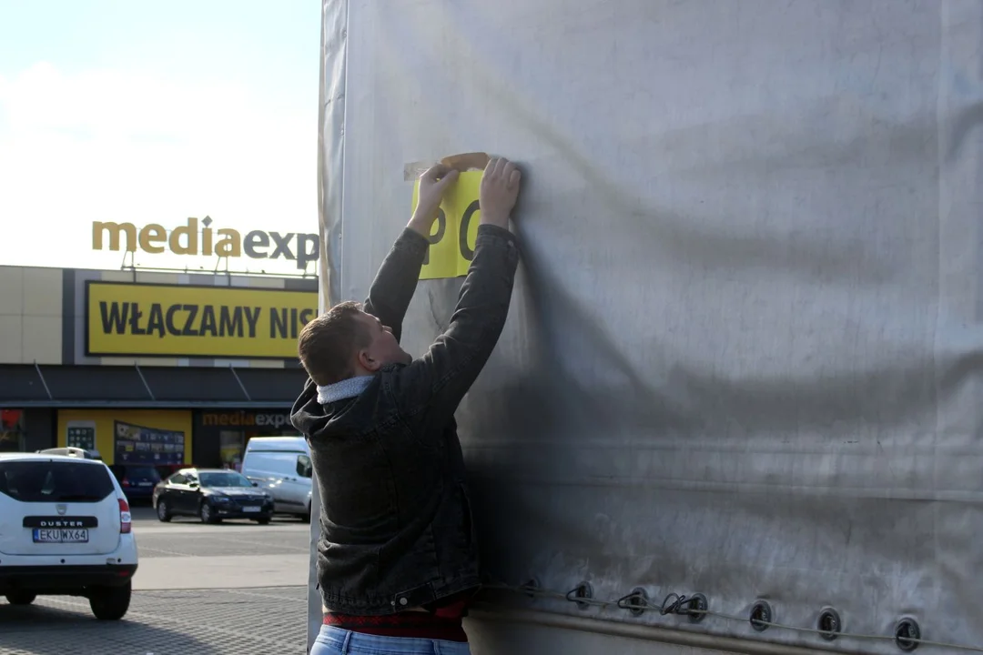 Przed kutnowską galerią handlową trwa zbiórka pomocy humanitarnej dla Ukraińców