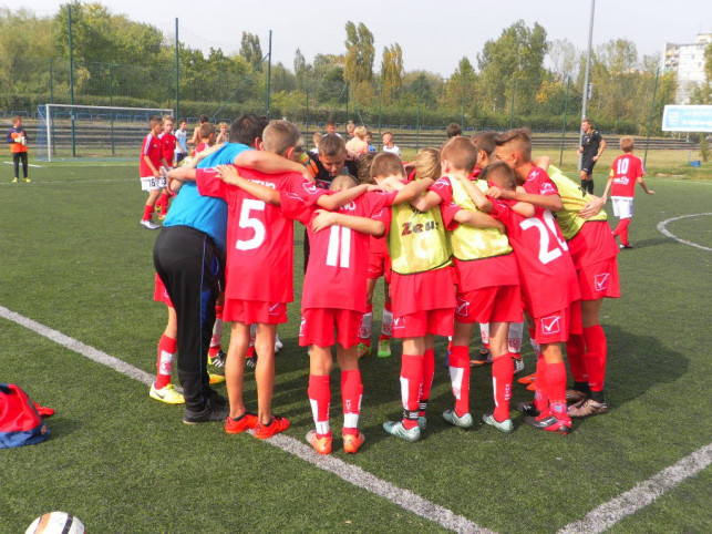 SL SALOS Róża Kutno 2004/05 zwycięża z LKS Maliną Piątek - Zdjęcie główne