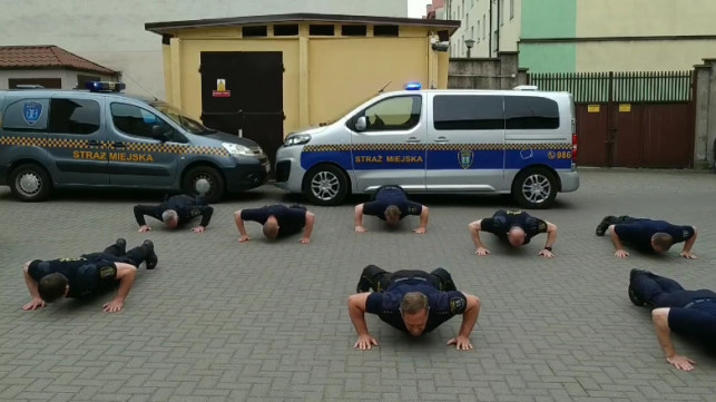 [WIDEO] Strażnicy przyjęli nominację od strażaków. Zobacz, jak ''pompują'' dla Wojtusia - Zdjęcie główne