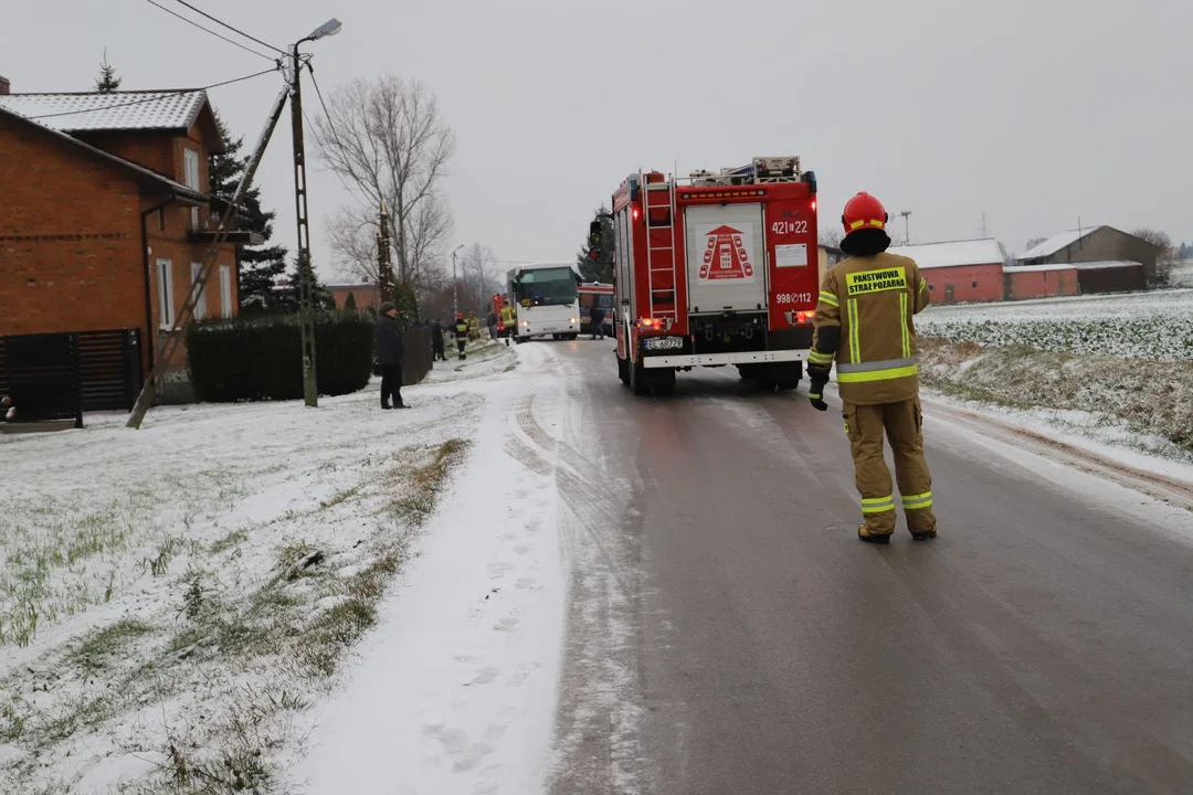 Wypadek pod Kutnem. Dachował samochód, jedna osoba ranna