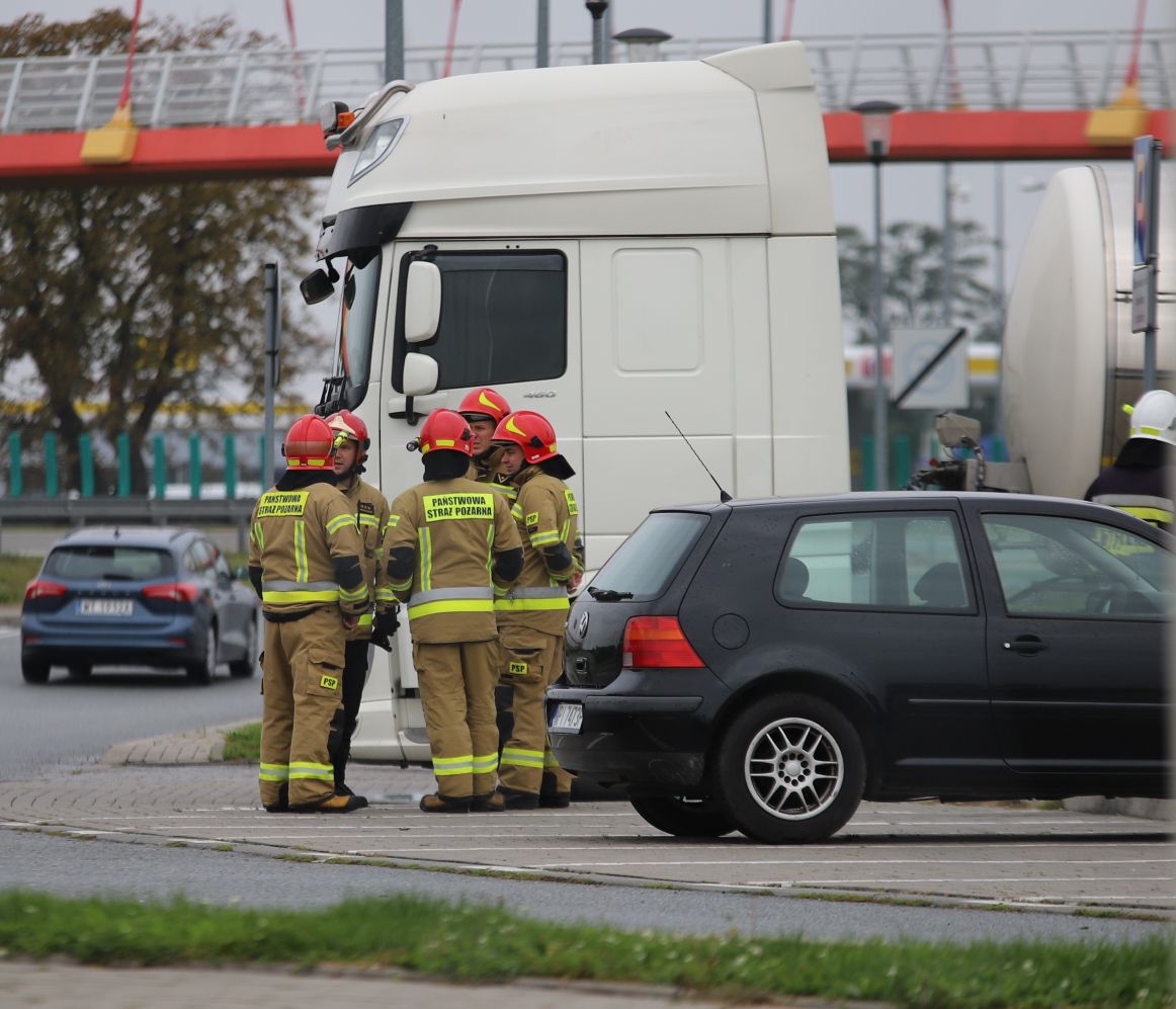 Na autostradzie A1 pod Kutnem doszło do wycieku z cysterny. Na MOP zadysponowano kilka zastępów straży