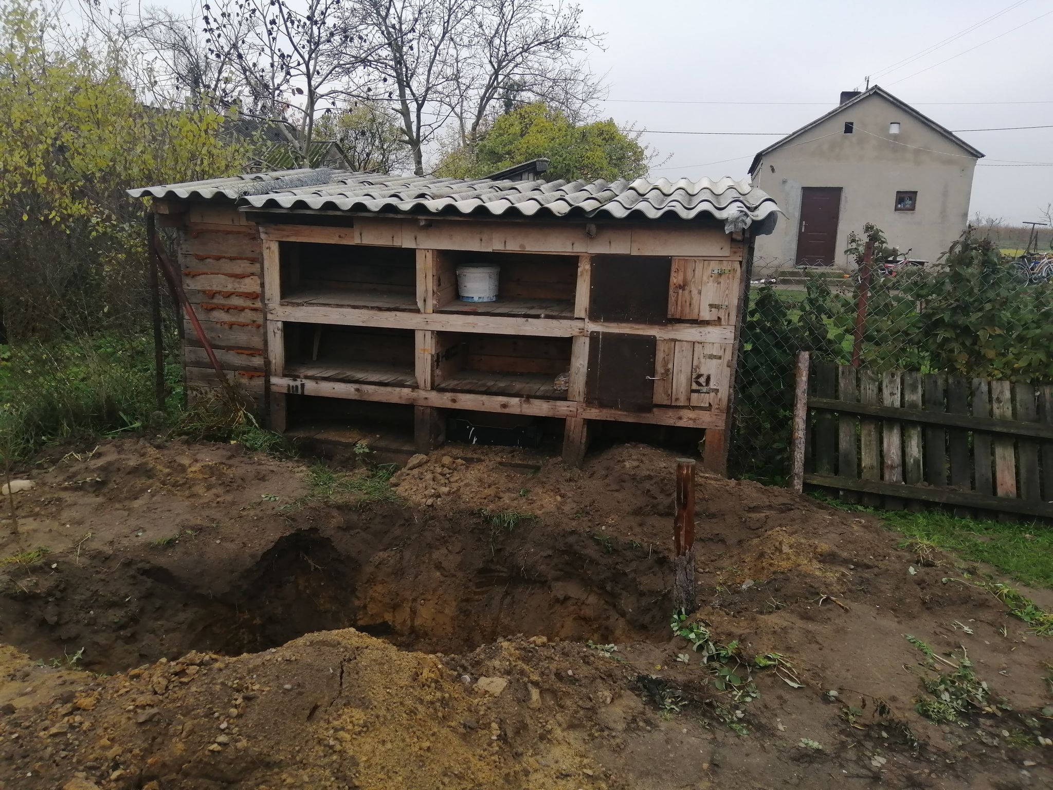 Dół z którego wydobyto zwłoki zabitego mężćzyzny