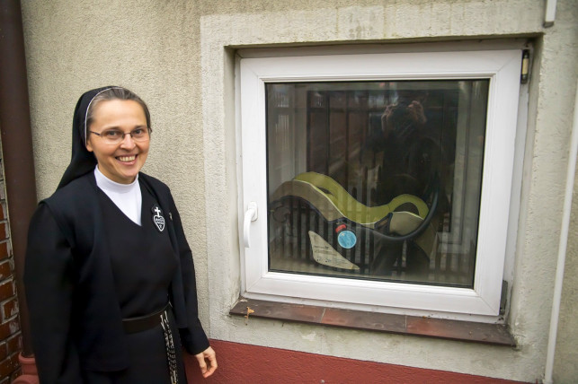 Noworodek z Okna Życia jest już w rodzinie zastępczej! Wiemy, jakie imię nadały mu siostry zakonne - Zdjęcie główne