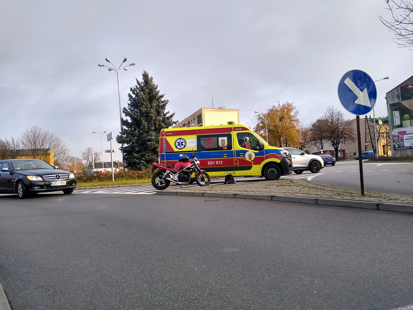 Kraksa na rondzie w Kutnie z udziałem motocykla