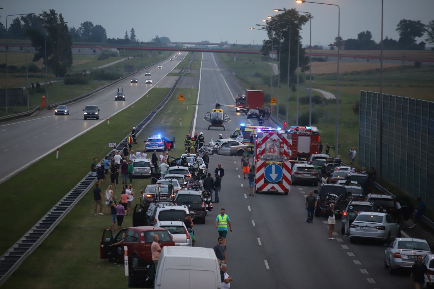 W wyniku wypadku na autostradzie pod Kutnem poszkodowane zostały trzy osoby, w tym małe dziecko