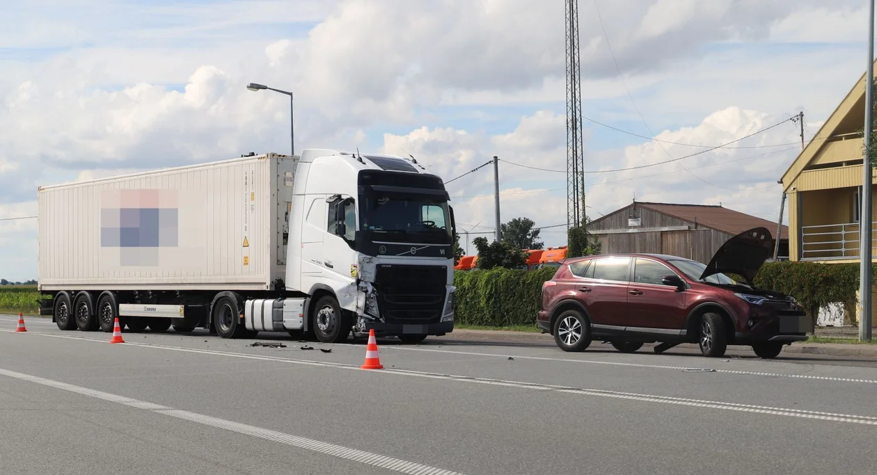 Wypadek na Drodze Krajowej pod Kutnem. Są ranni [ZDJĘCIA] - Zdjęcie główne