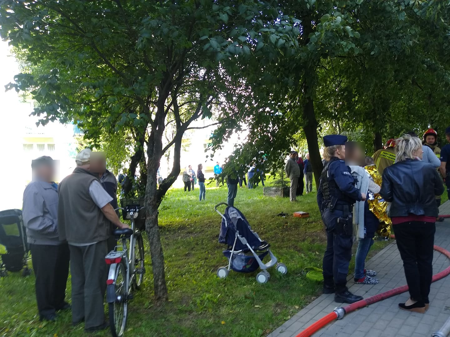 W Kutnie w mieszkaniu przy ulicy Wybickiego wybuchł pożar, strażacy ewakuowali mieszkańców
