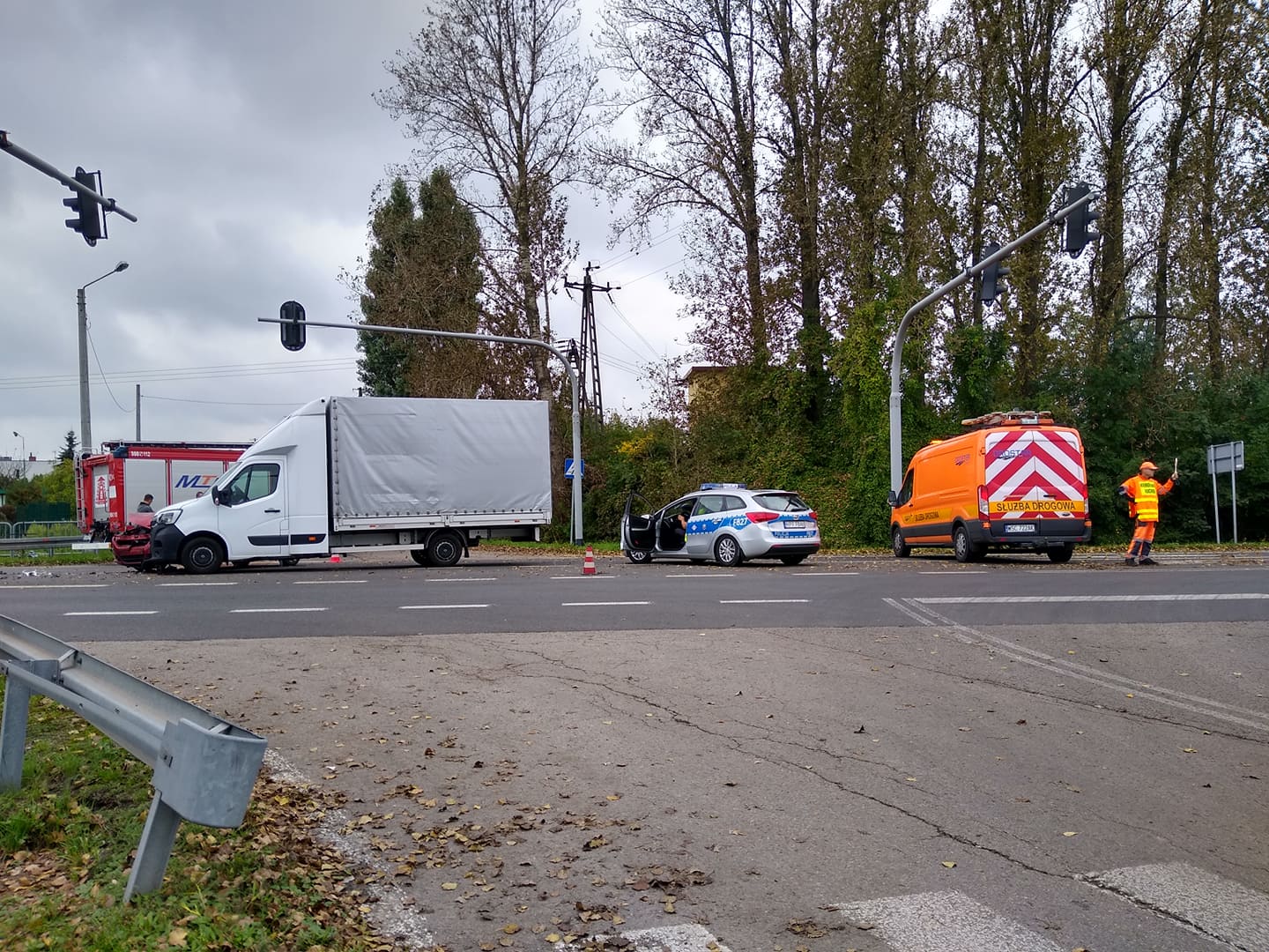 Niebezpiecznie pod Kutnem. Zderzyły się dwa auta, są osoby poszkodowane