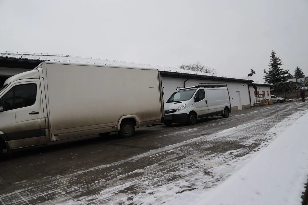 Sklep przy ulicy Łęczyckiej w Kutnie - który niedawno został podpalony - wkrótce znów zostanie otwarty dla klientów (zdjęcie wykonane 6 grudnia)