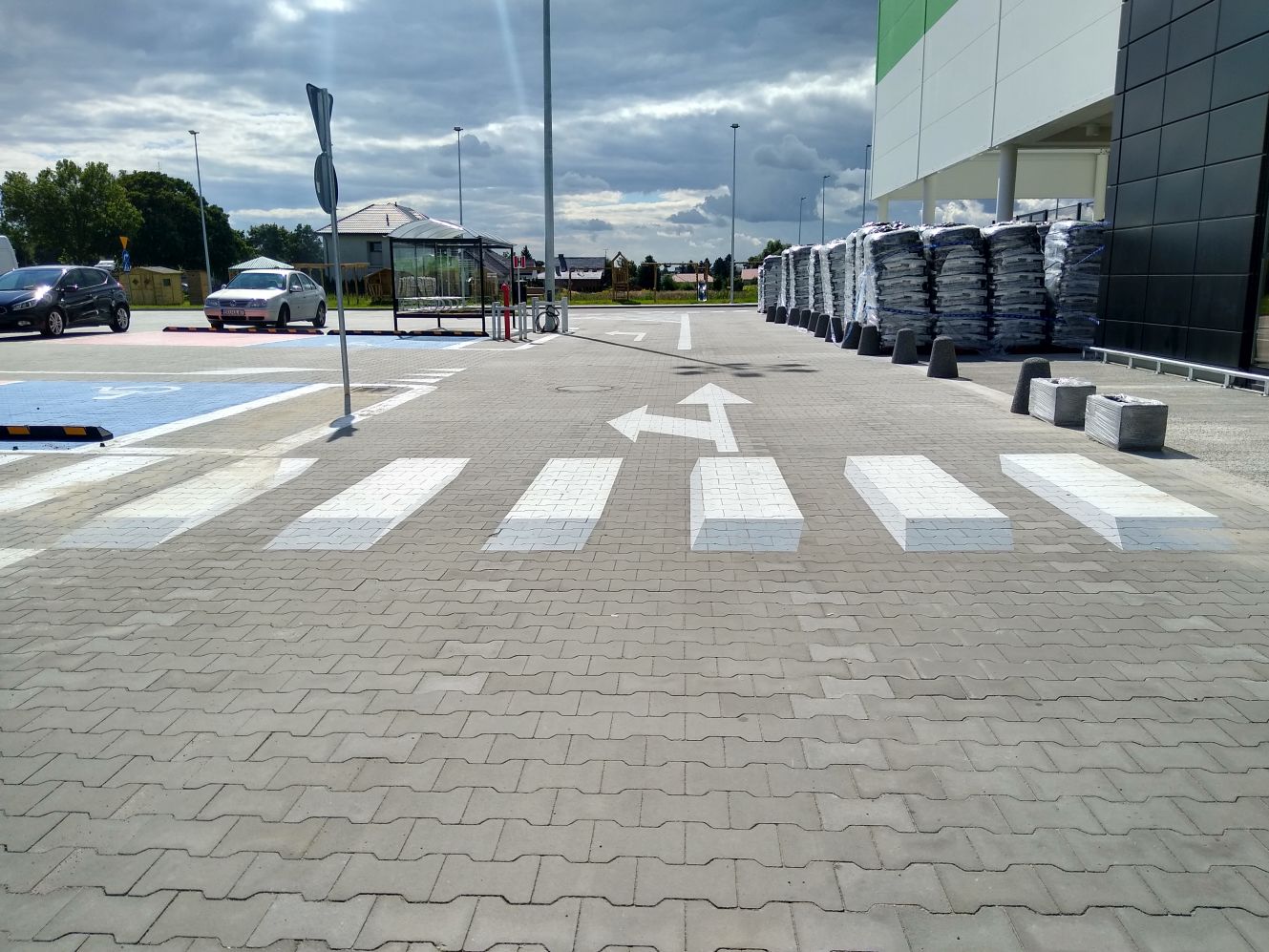 Ciekawostką jest, że przed marketem Leroy Merlin w Kutnie pojawiło się trójwymiarowe przejście dla pieszych
