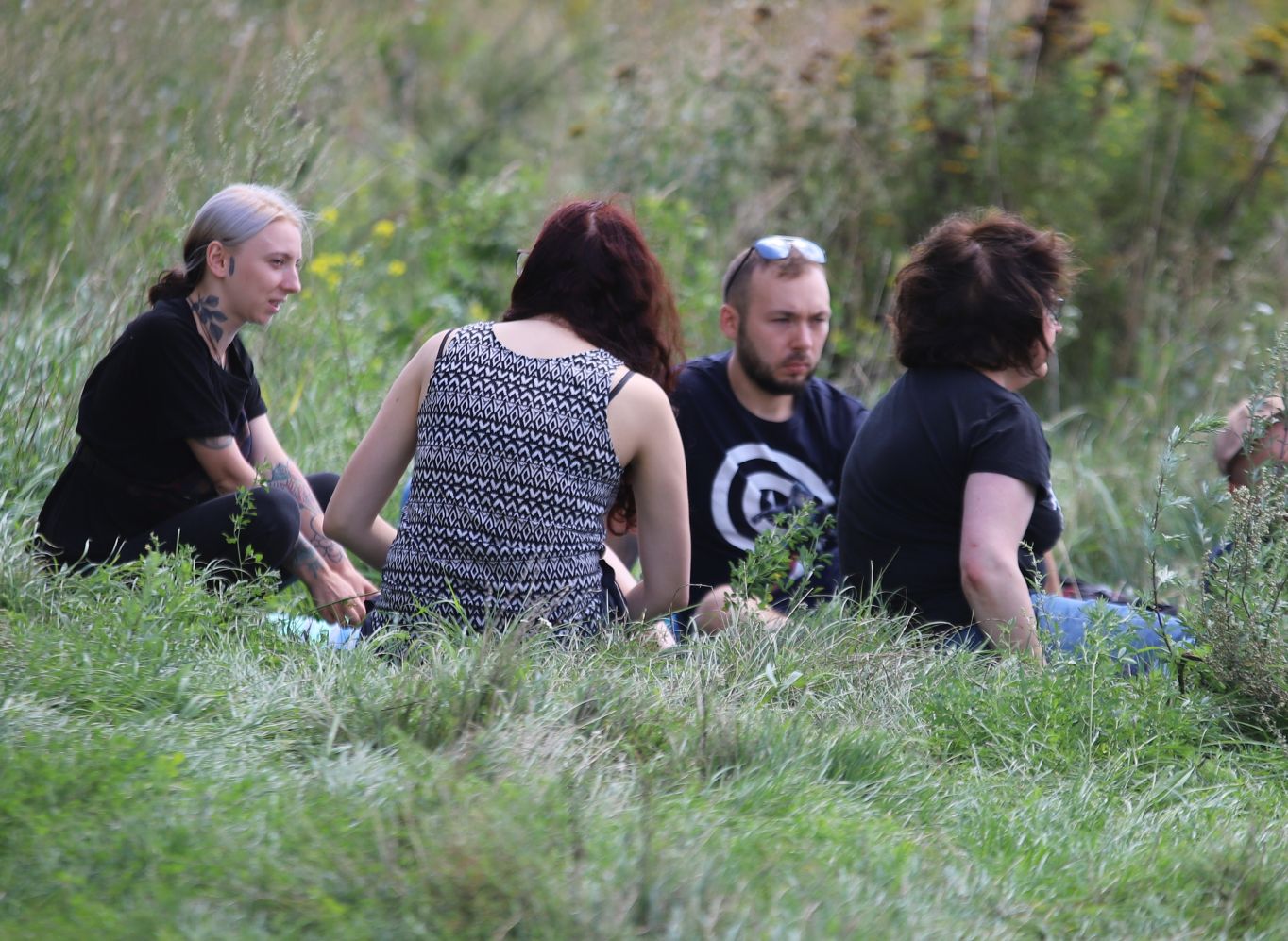 Weganie zorganizowali akcję pod kutnowską ubojnią trzody chlewnej. Rozmawiamy z jednym z nich