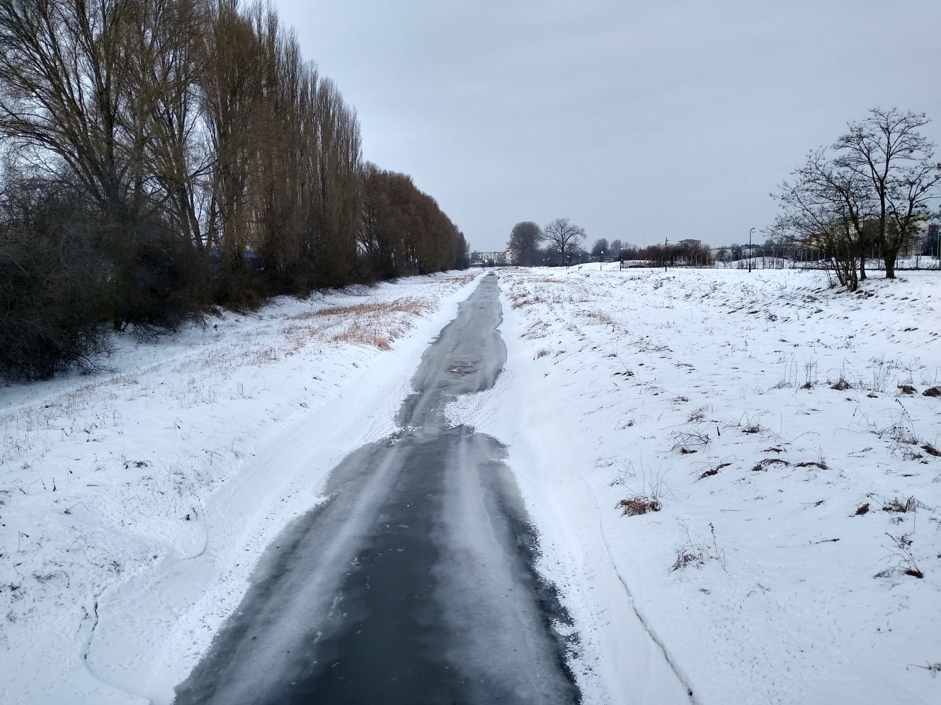 W Kutnie poziom rzeki wynosi 40-50 cm (zdjęcie wykonane 16.02.21)