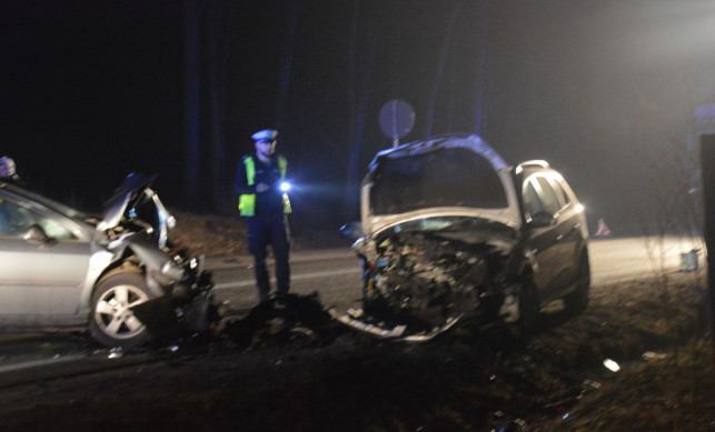 Wypadek w Grabinie, trzy osoby ranne - Zdjęcie główne