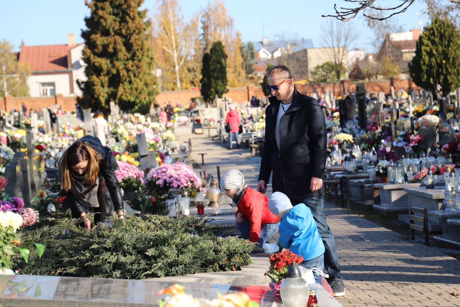 Na kutnowskim cmentarzu można spotkać dość sporo ludzi odwiedzających groby bliskich