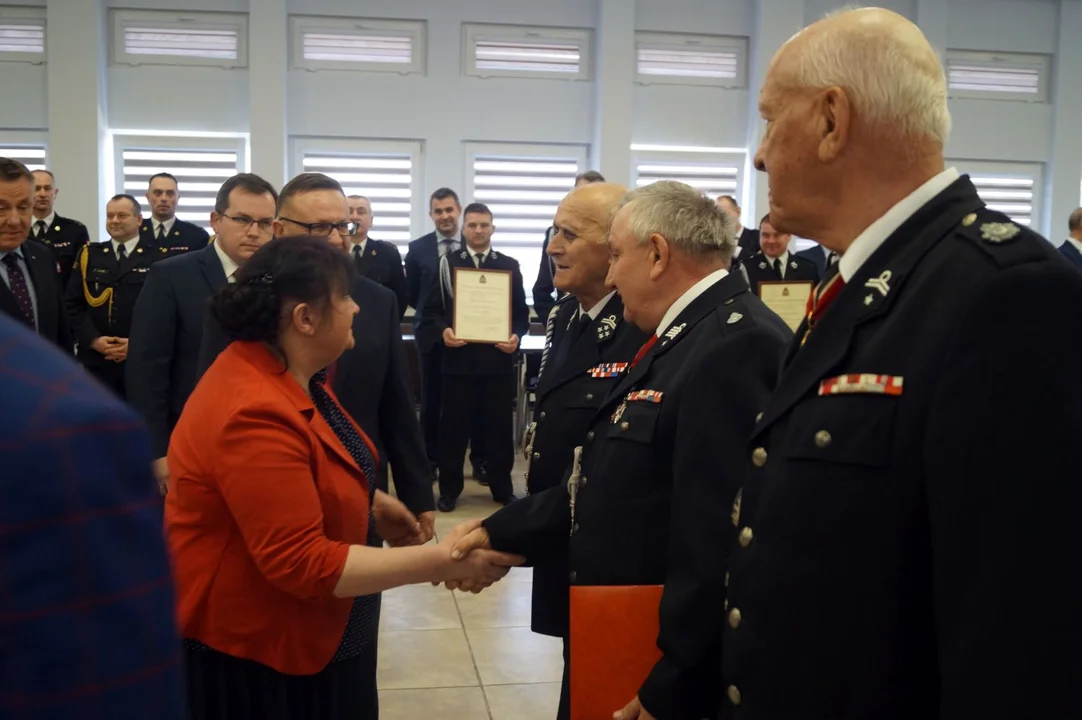 Kolejne OSP z powiatu kutnowskiego będą miały nowe wozy. Oprócz tego druhowie seniorzy otrzymają świadczenia ratownicze, włączone też kilka jednostek do KSRG