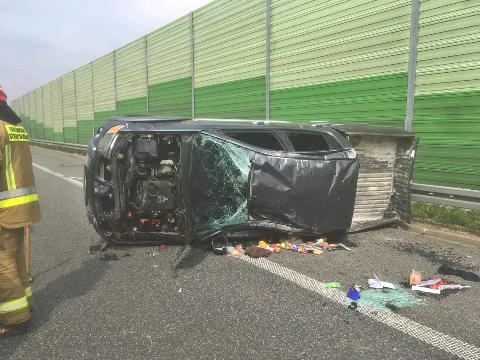 Auto rozbiło się na autostradzie. Lądował śmigłowiec LPR [ZDJĘCIA] - Zdjęcie główne