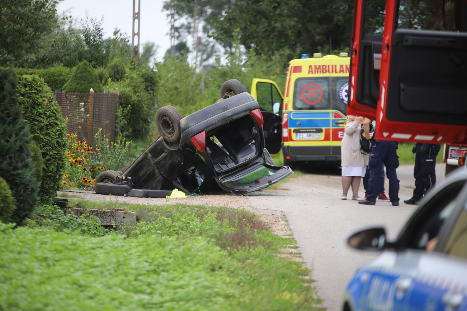  Dachowanie pod Kutnem. Na miejscu wszystkie służby, lądował śmigłowiec LPR