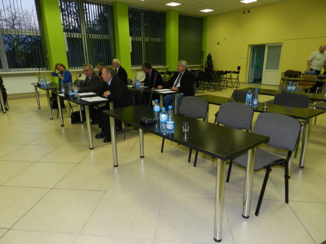 Opozycja wyszła z sesji. Powiatowi urzędnicy ponad godzinę poprawiali uchwałę... - Zdjęcie główne