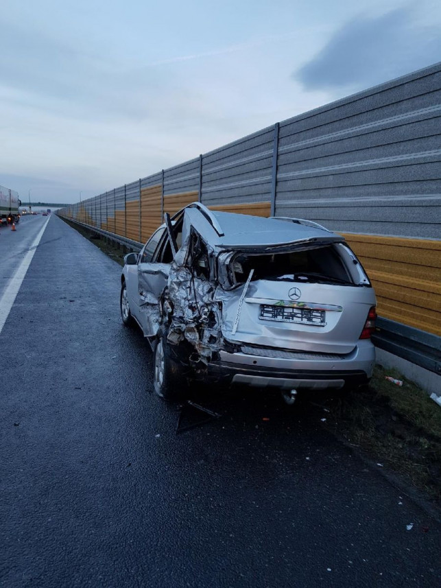 Dostawczak wjechał w osobówkę na autostradzie - Zdjęcie główne