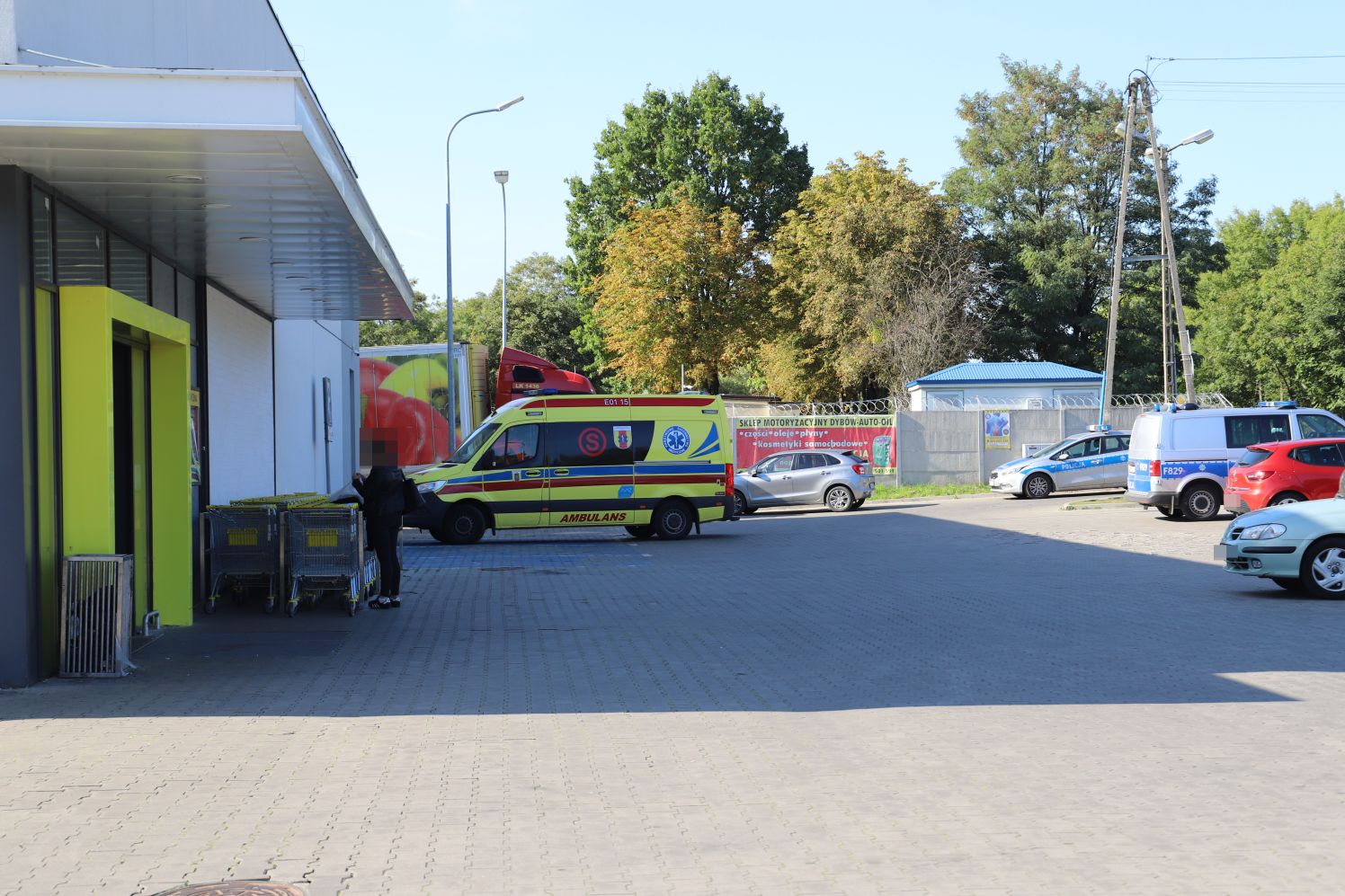 Obok jednej z Biedronek z Kutnie doszło do potrącenia pieszej