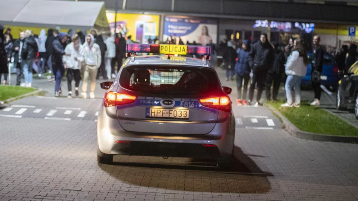 Wyrzucił przez okno paczkę po papierosach. Teraz może trafić za kratki - Zdjęcie główne