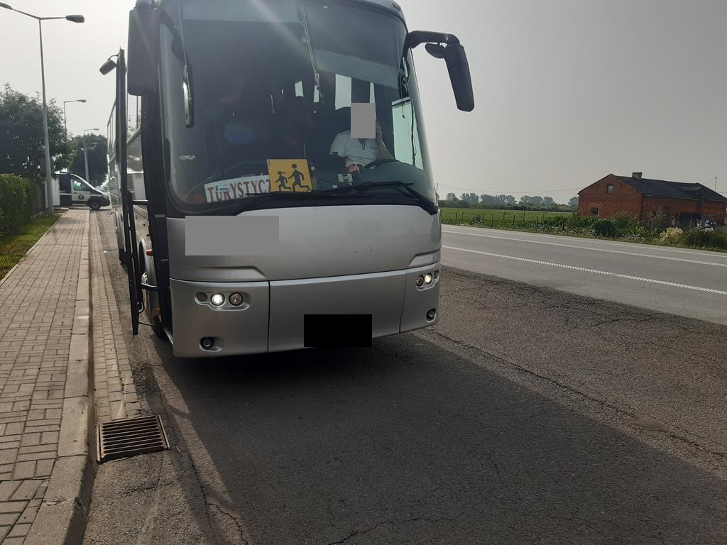 Pod Kutnem zatrzymano autobus, który wiózł dzieci na wakacje. "Musieliśmy zakazać kierowcy dalszej jazdy" - Zdjęcie główne