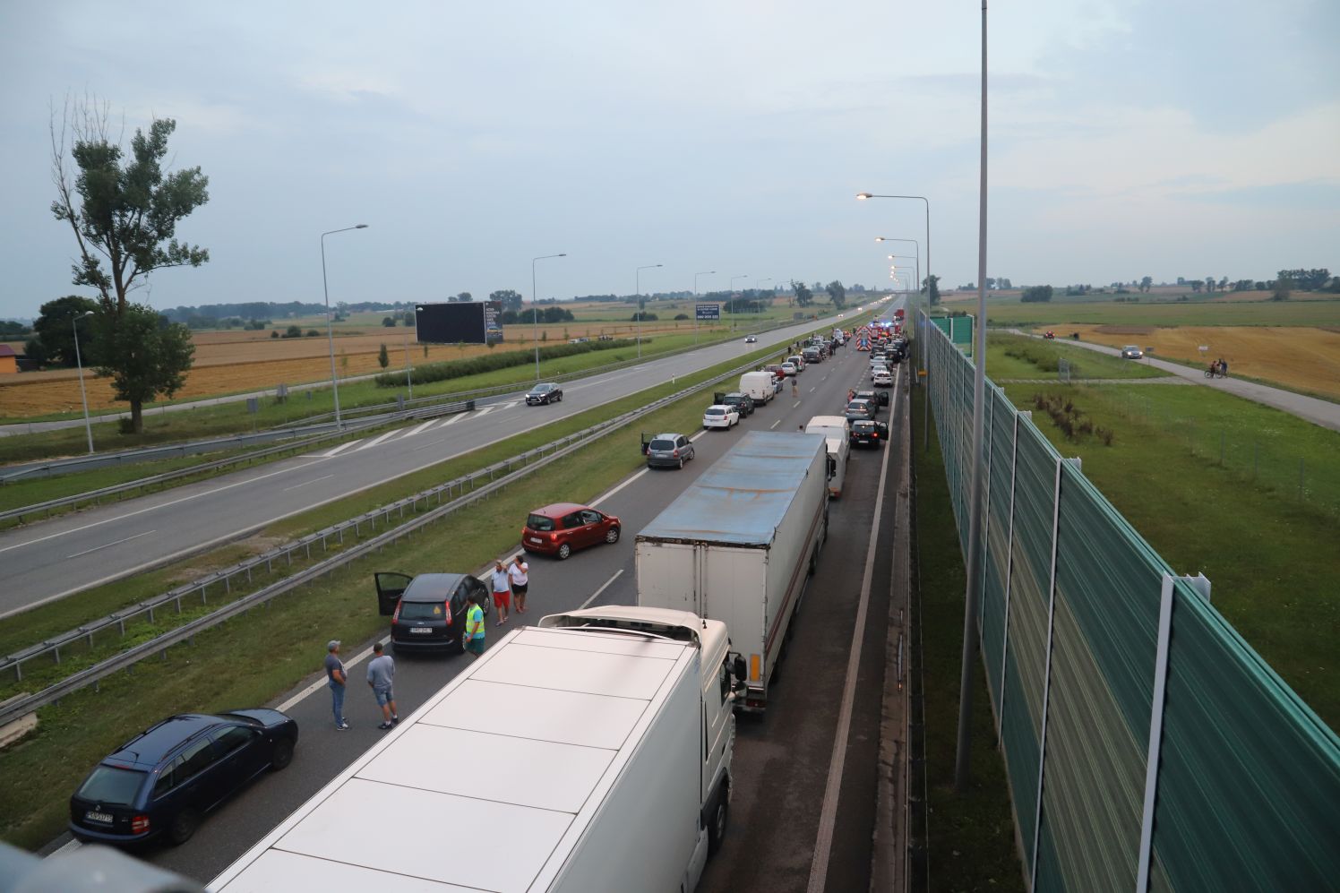 W wyniku wypadku na autostradzie pod Kutnem poszkodowane zostały trzy osoby, w tym małe dziecko