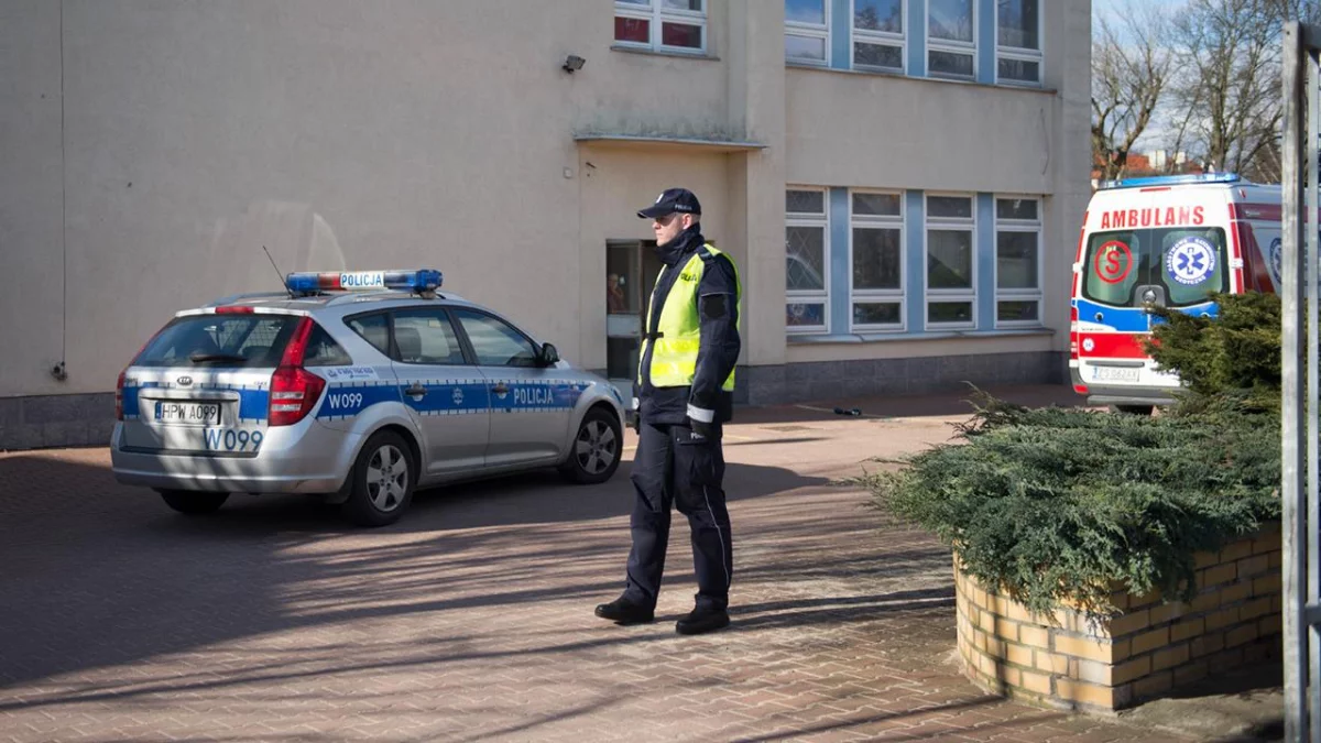 Alarm bombowy w szkole. Ewakuowano placówkę, na miejscu pojawiły się służby