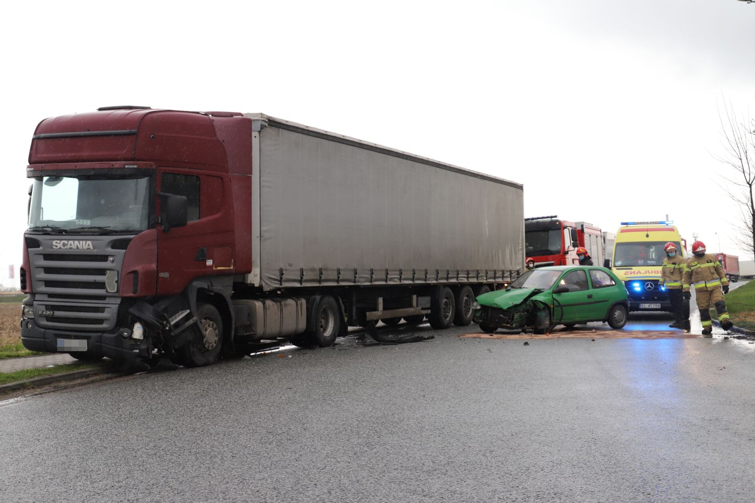 [ZDJĘCIA] Wypadek w Kutnie. Ciężarówka zderzyła się z autem osobowym - Zdjęcie główne